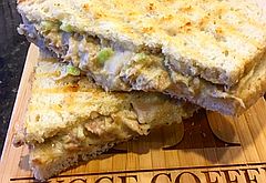 이번 주말 브런치 메뉴는 튜나 파니니~