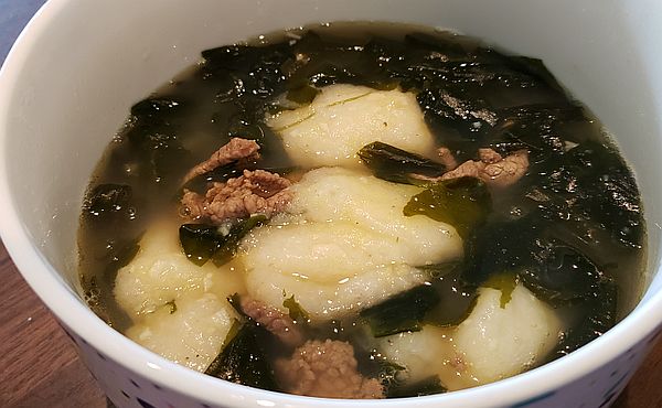 인절미로 끓여본 독특한 소고기 미역국