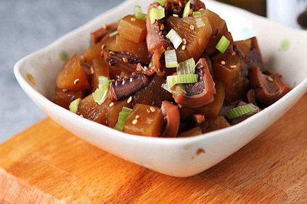 쫄깃한 식감에 시원한 맛의 오징어 무조림