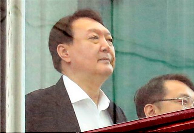 윤석열은 조국 파고 넘어 살아남을까