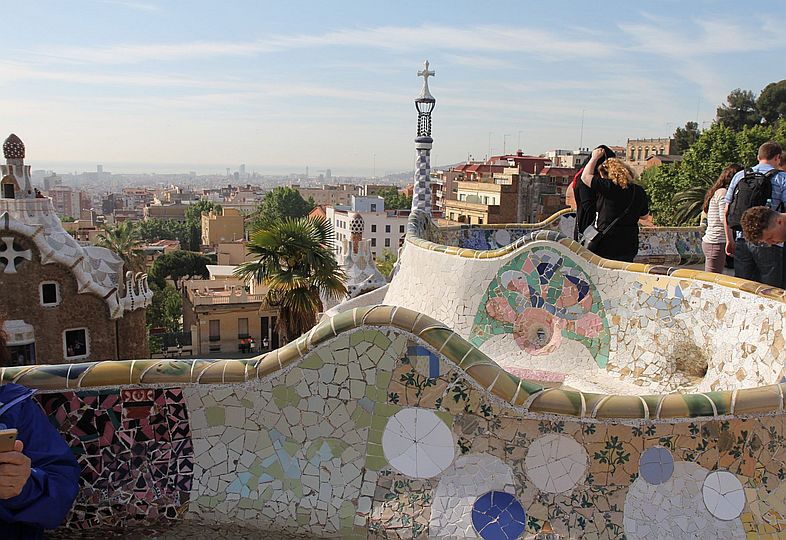 도마뱀이 내려오는 가우디의 '동화 속 구엘공원'